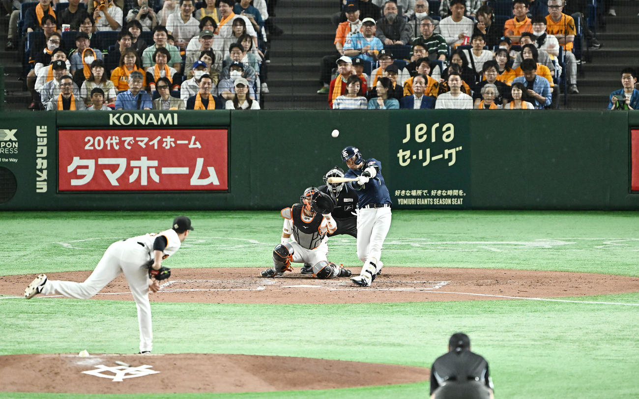 巨人対ヤクルト　3回表ヤクルト無死一塁、山田は左越え2点本塁打を放つ。投手グリフィン（撮影・滝沢徹郎）