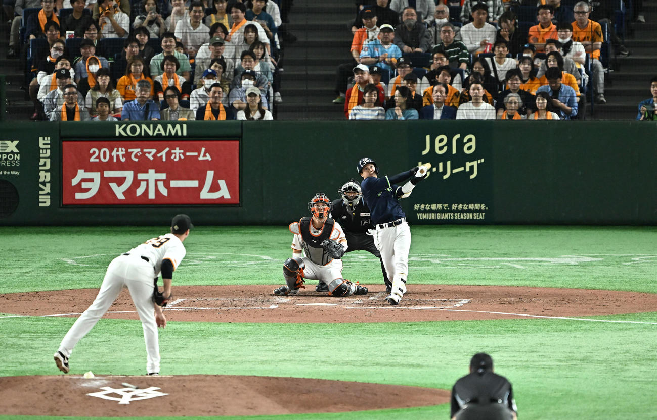 巨人対ヤクルト　3回表ヤクルト無死一塁、山田は左越え2点本塁打を放つ。投手グリフィン（撮影・滝沢徹郎）