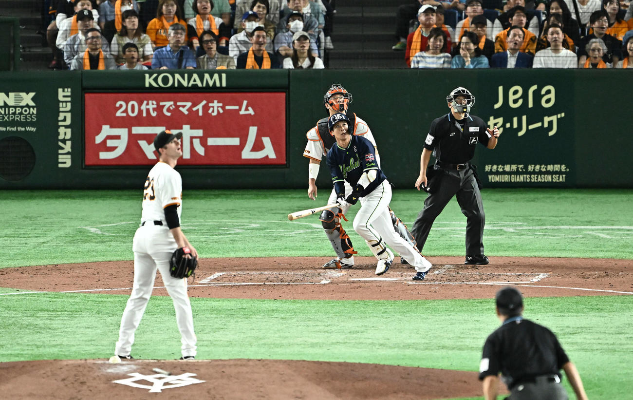 巨人対ヤクルト　3回表ヤクルト無死一塁、山田は左越え2点本塁打を放つ。投手グリフィン（撮影・滝沢徹郎）