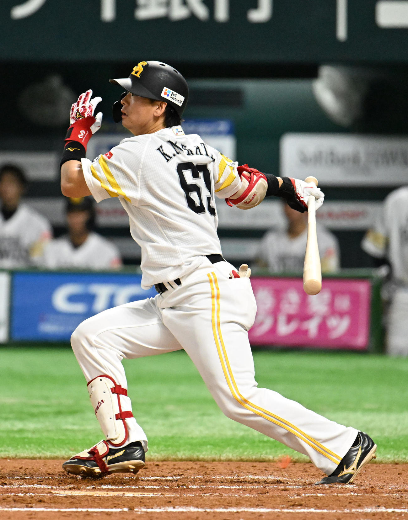 ソフトバンク対西武　7回裏ソフトバンク無死一塁、仲田はプロ入り初安打を放つ（撮影・林敢治）