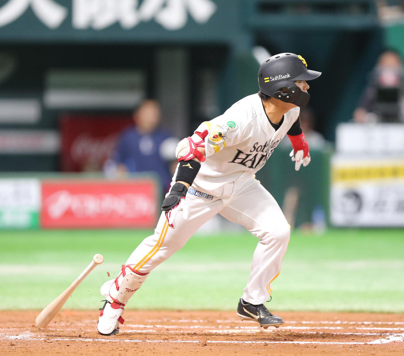 ソフトバンク対西武　7回裏ソフトバンク無死一塁、中前安打を放つ仲田（撮影・梅根麻紀）