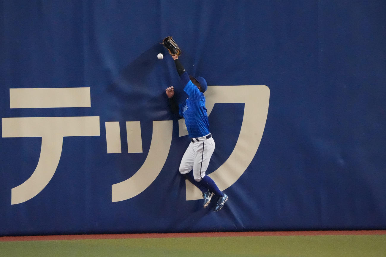 中日対DeNA 3回裏中日2死二塁、細川の打球を追うも捕球できない桑原（撮影・森本幸一）