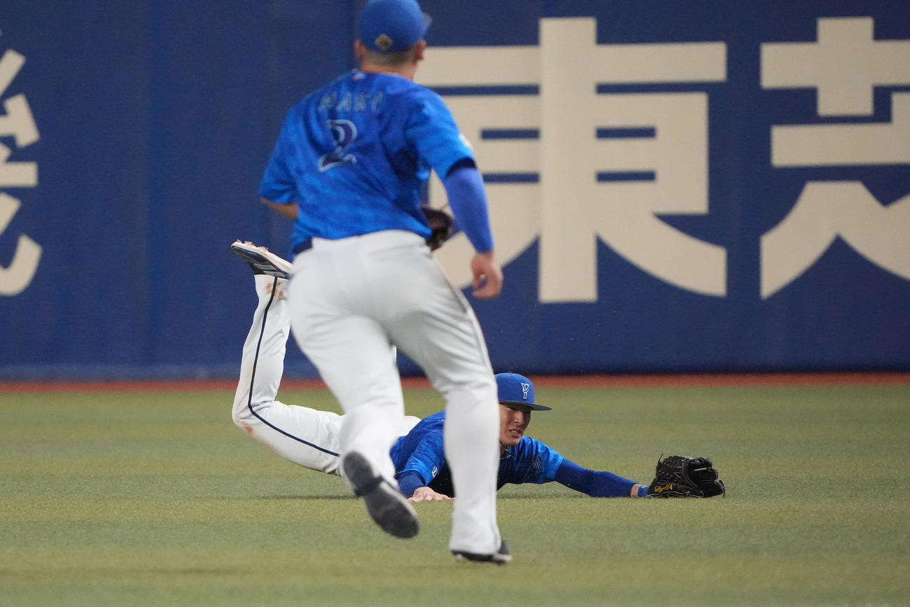 中日対DeNA 3回裏中日2死一、三塁、中田の打球に飛びつくも捕球できない度会（奥）（撮影・森本幸一）
