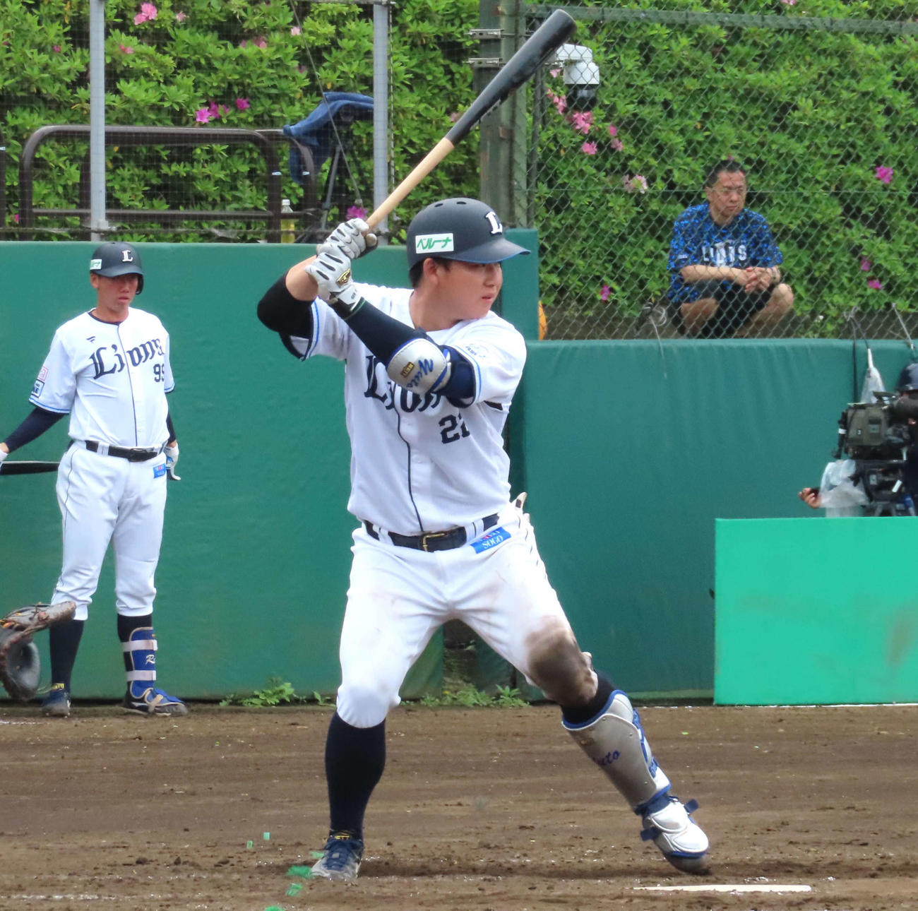 イースタン・リーグ　西武対DeNA 4回裏西武1死一塁、右中間へ先制の適時二塁打を放つ西武古賀（2024年4月29日）（撮影・黒須亮）