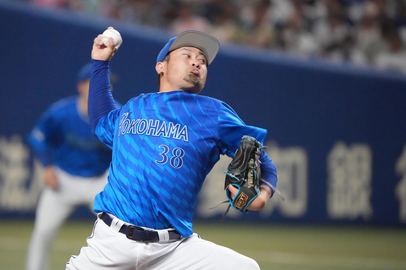 中日対DeNA 5回裏、DeNA2番手で登板する森唯（撮影・森本幸一）