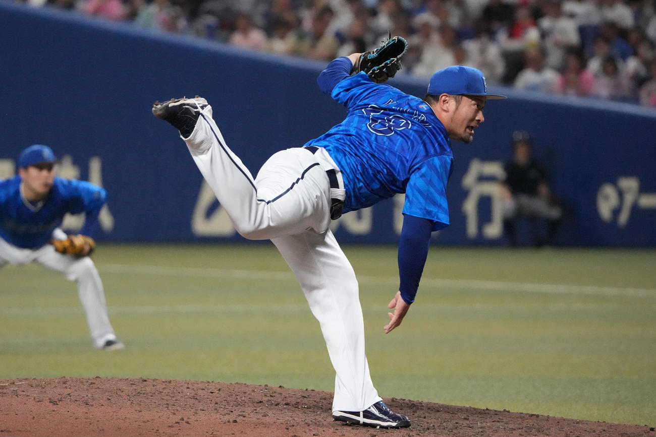 中日対DeNA 5回裏、DeNA2番手で登板する森唯（撮影・森本幸一）