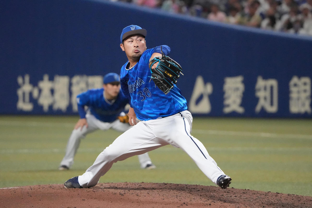 中日対DeNA 5回裏、DeNA2番手で登板する森唯（撮影・森本幸一）
