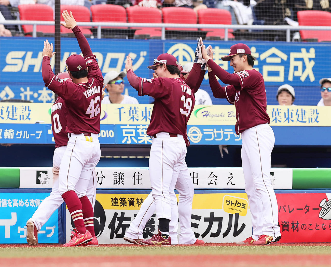 ロッテ対楽天　6回表楽天1死満塁、島内の逆転の右2点適時二塁打に笑顔でタッチを交わす荘司（右端）（撮影・足立雅史）