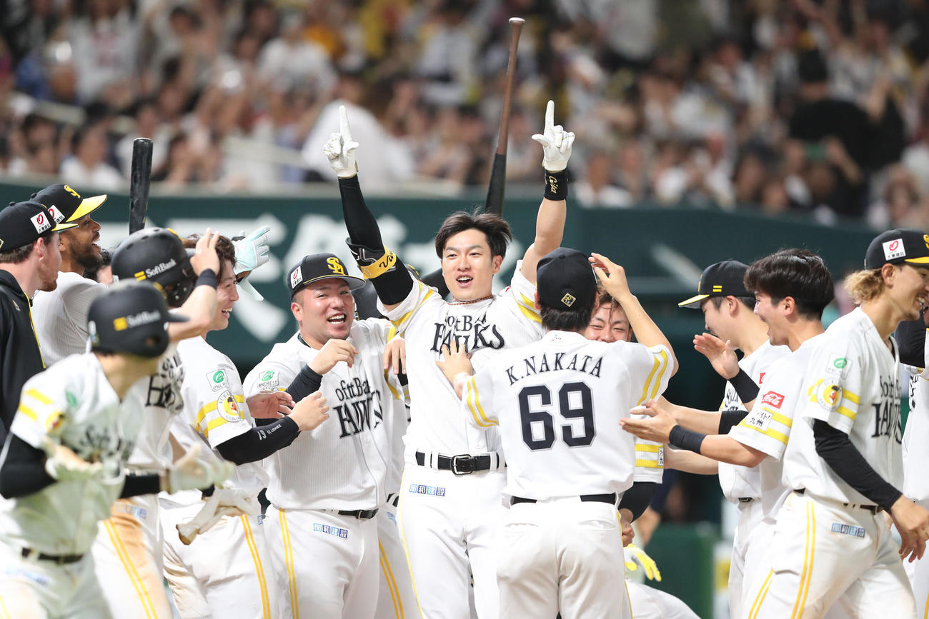 ソフトバンク対西武　9回裏ソフトバンク2死一、二塁、柳田は右中間に逆転サヨナラ3点本塁打を放ちナインに祝福される（撮影・梅根麻紀）