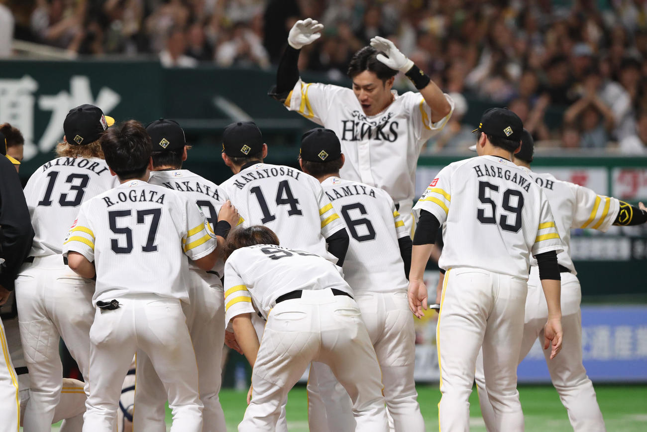 ソフトバンク対西武　9回裏ソフトバンク2死一、二塁、柳田は右中間に逆転サヨナラ3点本塁打を放ちナインに祝福される（撮影・梅根麻紀）