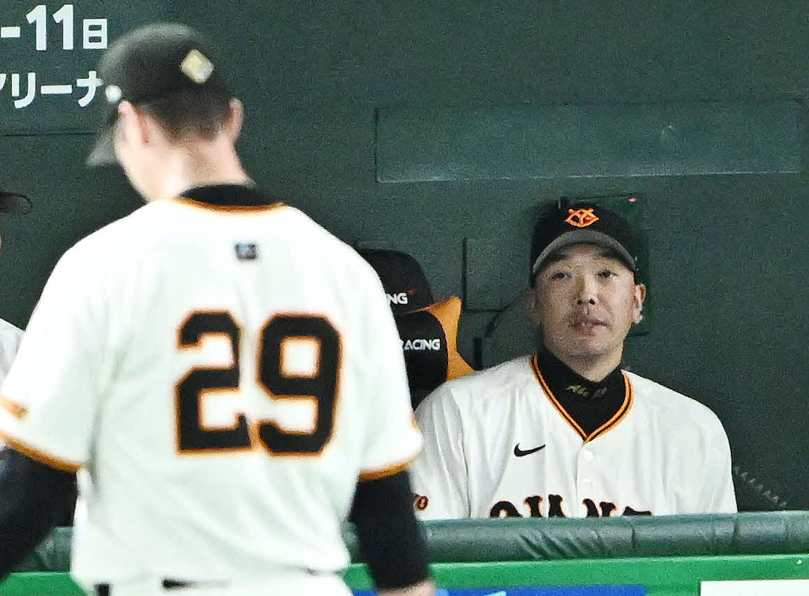 巨人対ヤクルト　4回表を投げ終えベンチへ引き揚げる巨人先発のグリフィン（手前）を見つめる阿部監督（撮影・滝沢徹郎）