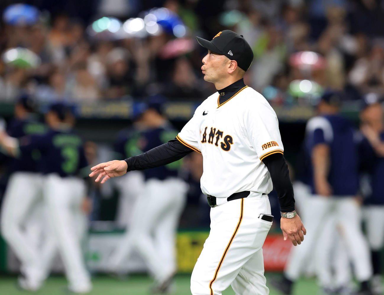 巨人対ヤクルト　完封負けを喫し、喜ぶヤクルトの選手たちを背に、引き揚げる巨人阿部監督（撮影・浅見桂子）