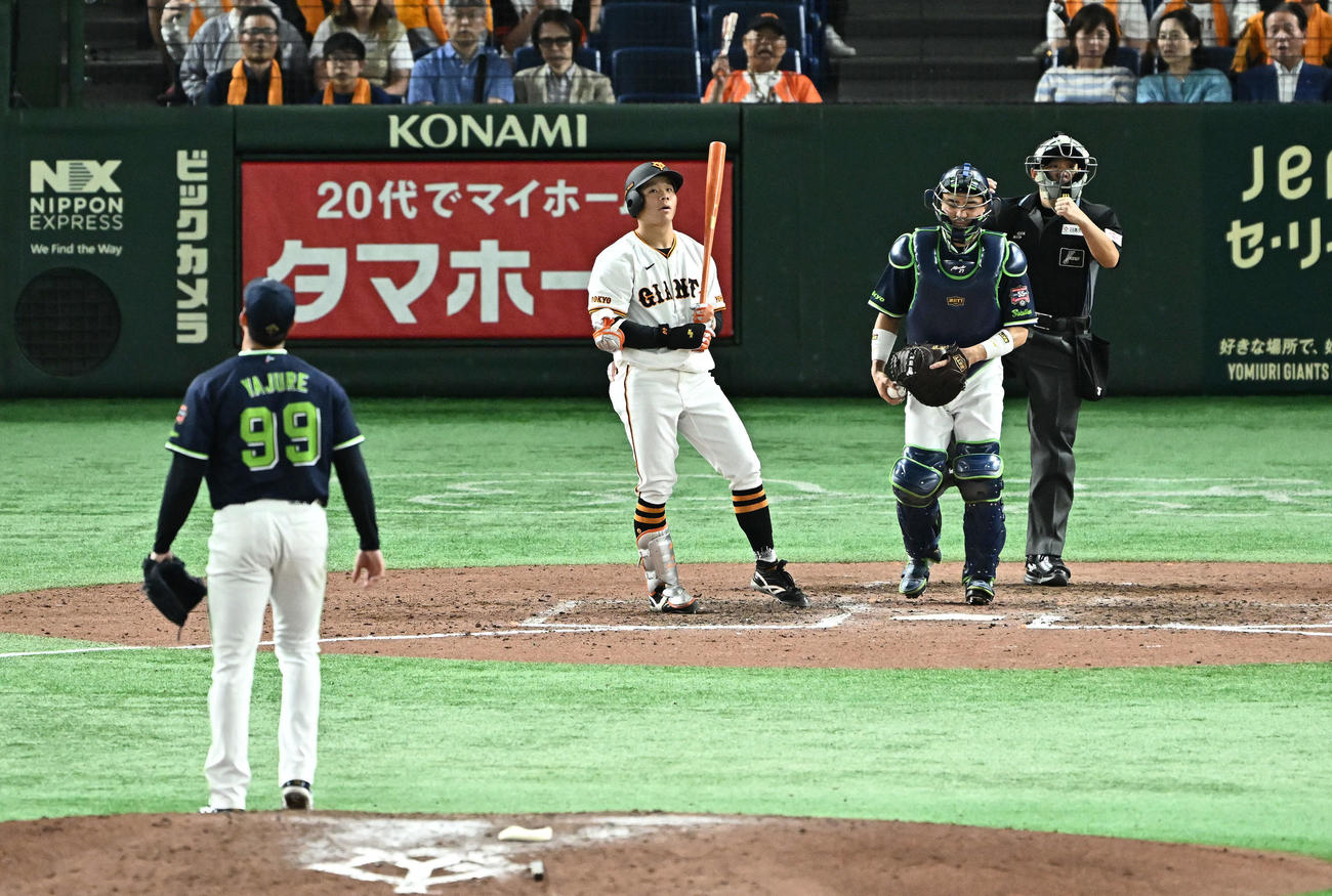 巨人対ヤクルト　9回裏巨人2死、佐々木は見逃し三振に倒れる。投手ヤフーレ（撮影・滝沢徹郎）