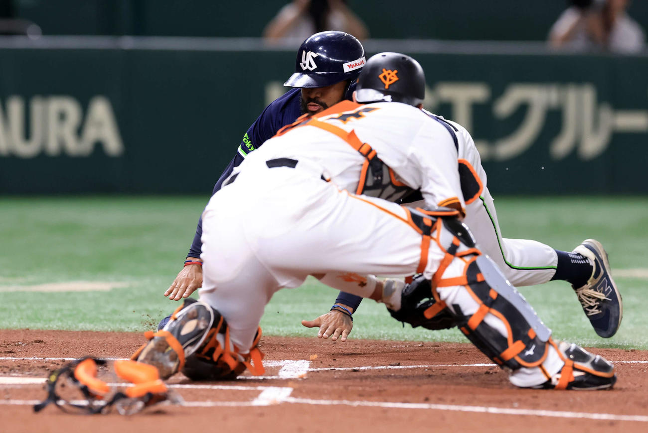巨人対ヤクルト　1回表ヤクルト2死一、二塁、中村の右前打で一気に本塁を突き生還するサンタナ（奥）。捕手大城卓（撮影・浅見桂子）