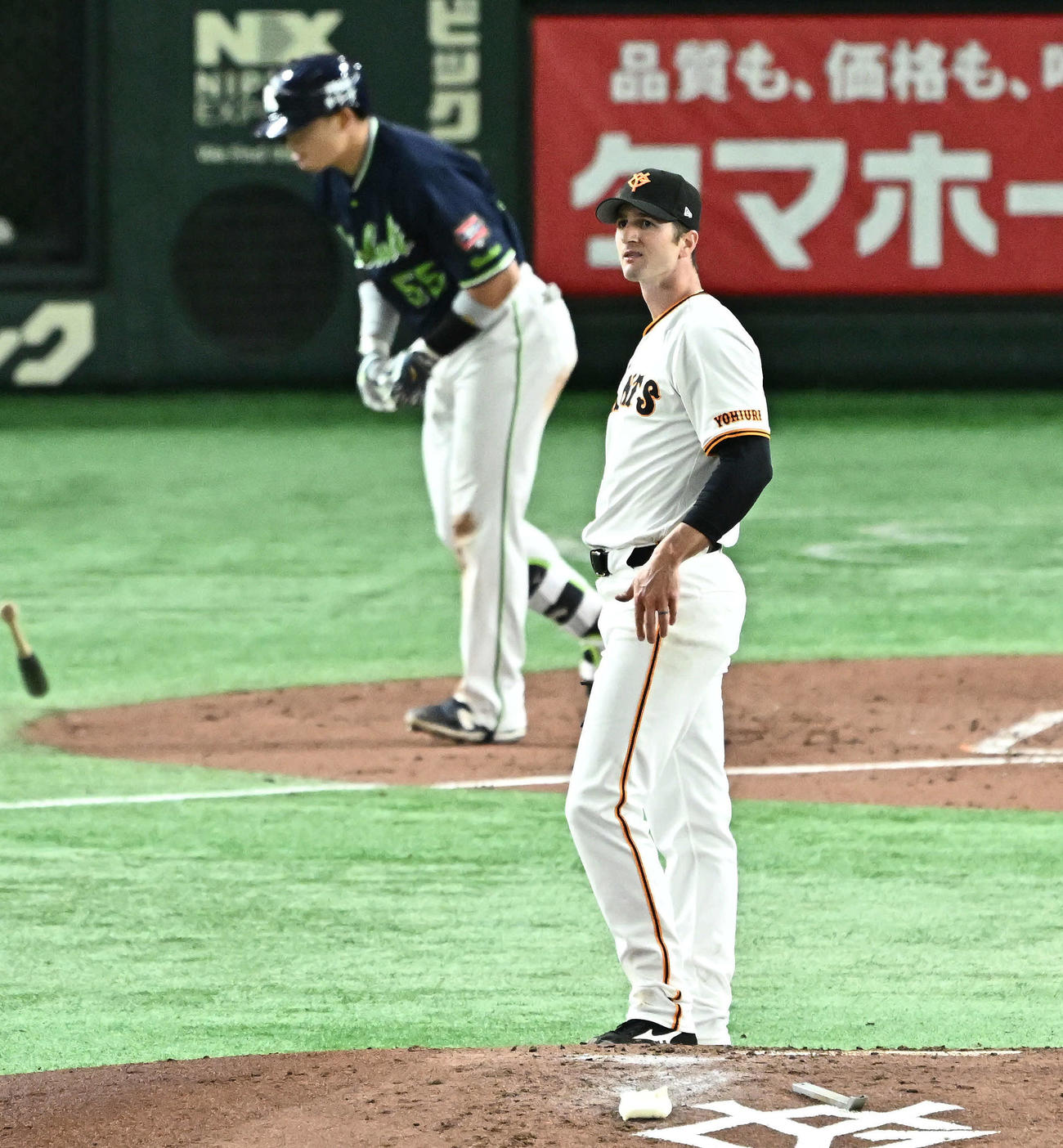 巨人対ヤクルト　4回表ヤクルト1死、村上（後方）にソロ本塁打を許すグリフィン（撮影・滝沢徹郎）