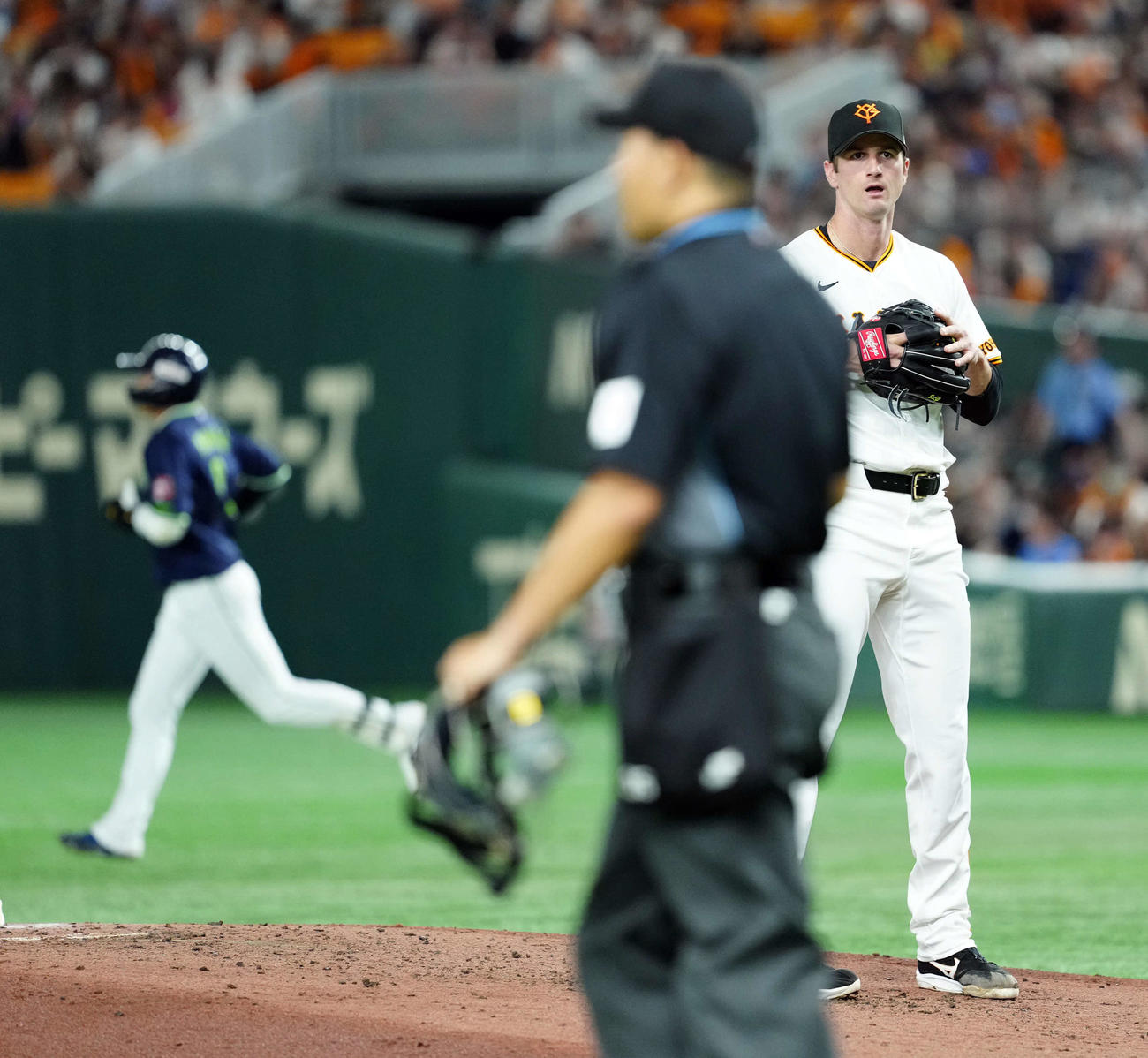 巨人対ヤクルト　4回表ヤクルト無死一塁、山田に2点本塁打を浴びるグリフィン（撮影・たえ見朱実）
