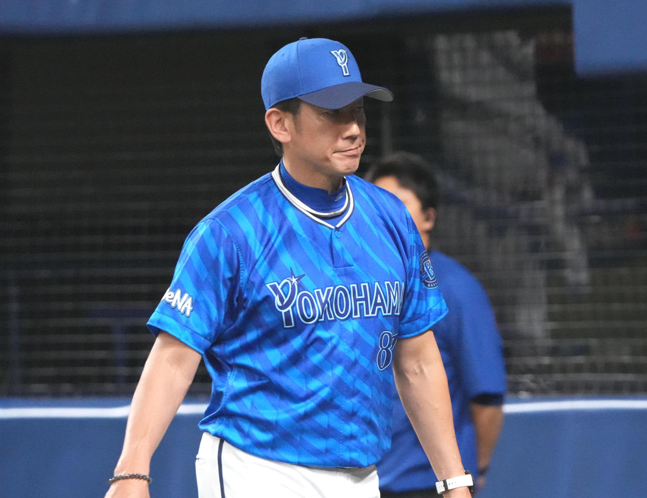 中日対DeNA　7回表終了、選手交代を告げる三浦監督（撮影・森本幸一）