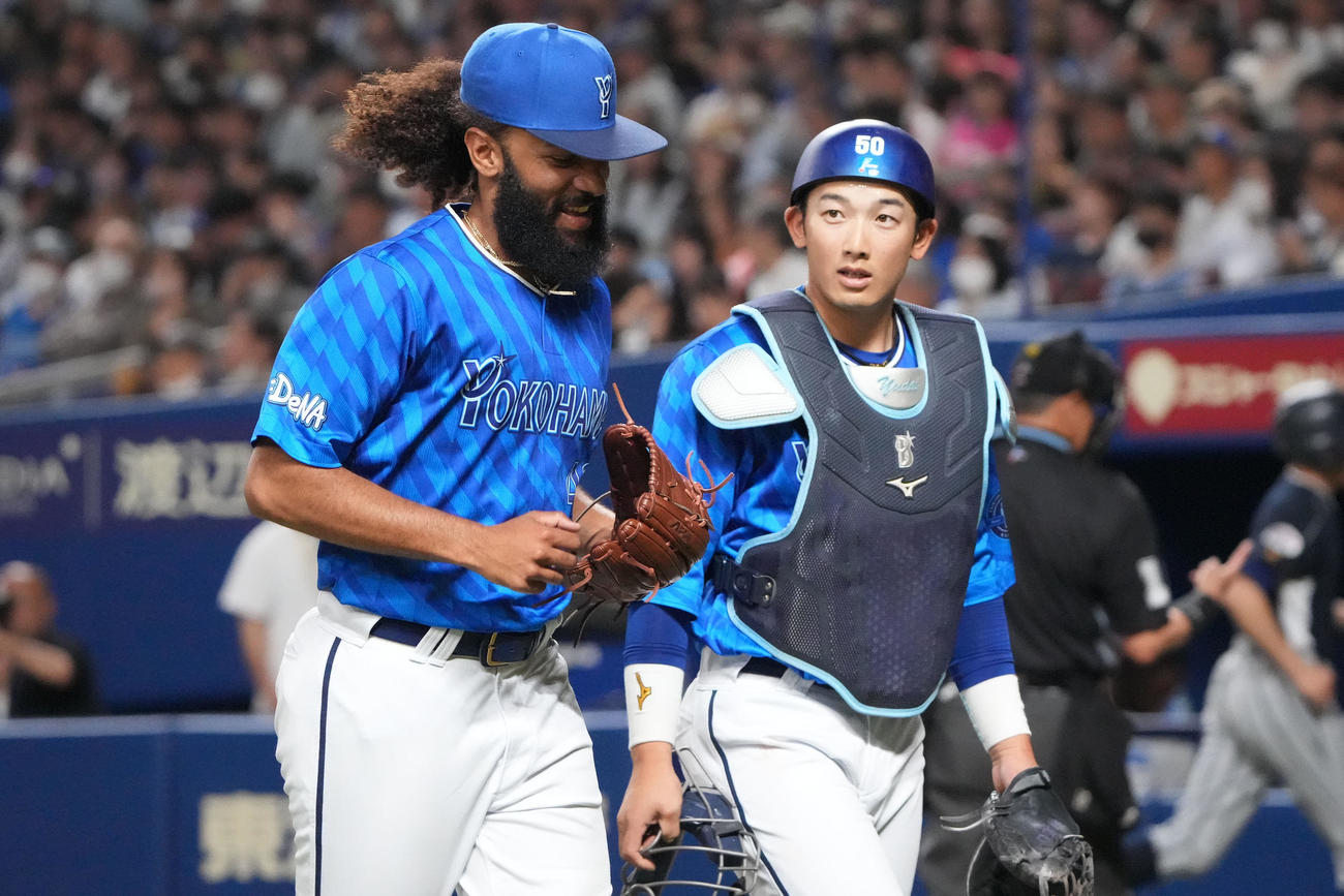 中日対DeNA　2回終了、笑顔を見せながらベンチへ戻るジャクソン（左）（撮影・森本幸一）