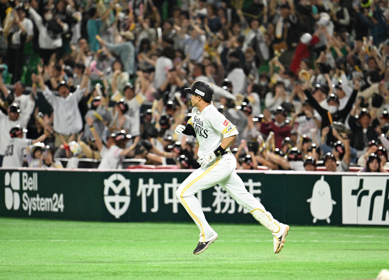 ソフトバンク対西武　9回裏ソフトバンク2死一二塁、柳田は逆転サヨナラ本塁打を放つ（撮影・林敢治）