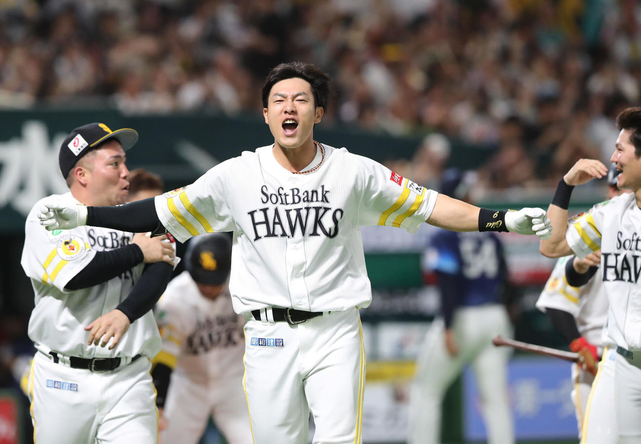 ソフトバンク対西武　9回裏ソフトバンク2死一、二塁、柳田は右中間に逆転サヨナラ3点本塁打を放ち歓喜の表情（撮影・梅根麻紀）