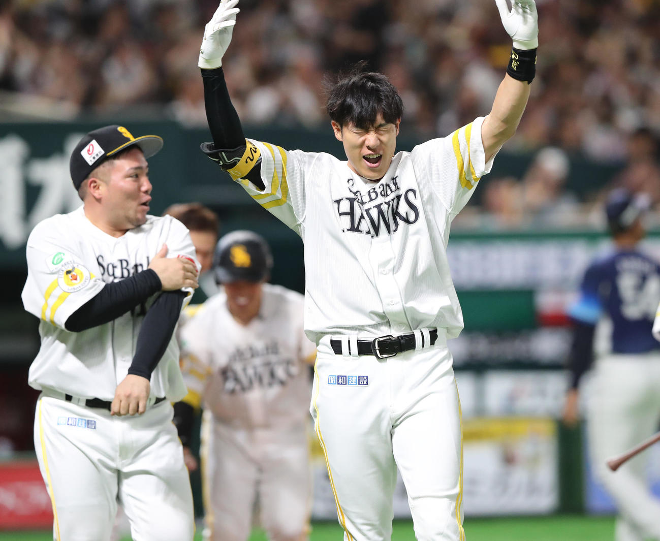 ソフトバンク対西武　9回裏ソフトバンク2死一、二塁、柳田は右中間に逆転サヨナラ3点本塁打を放ち歓喜の表情（撮影・梅根麻紀）