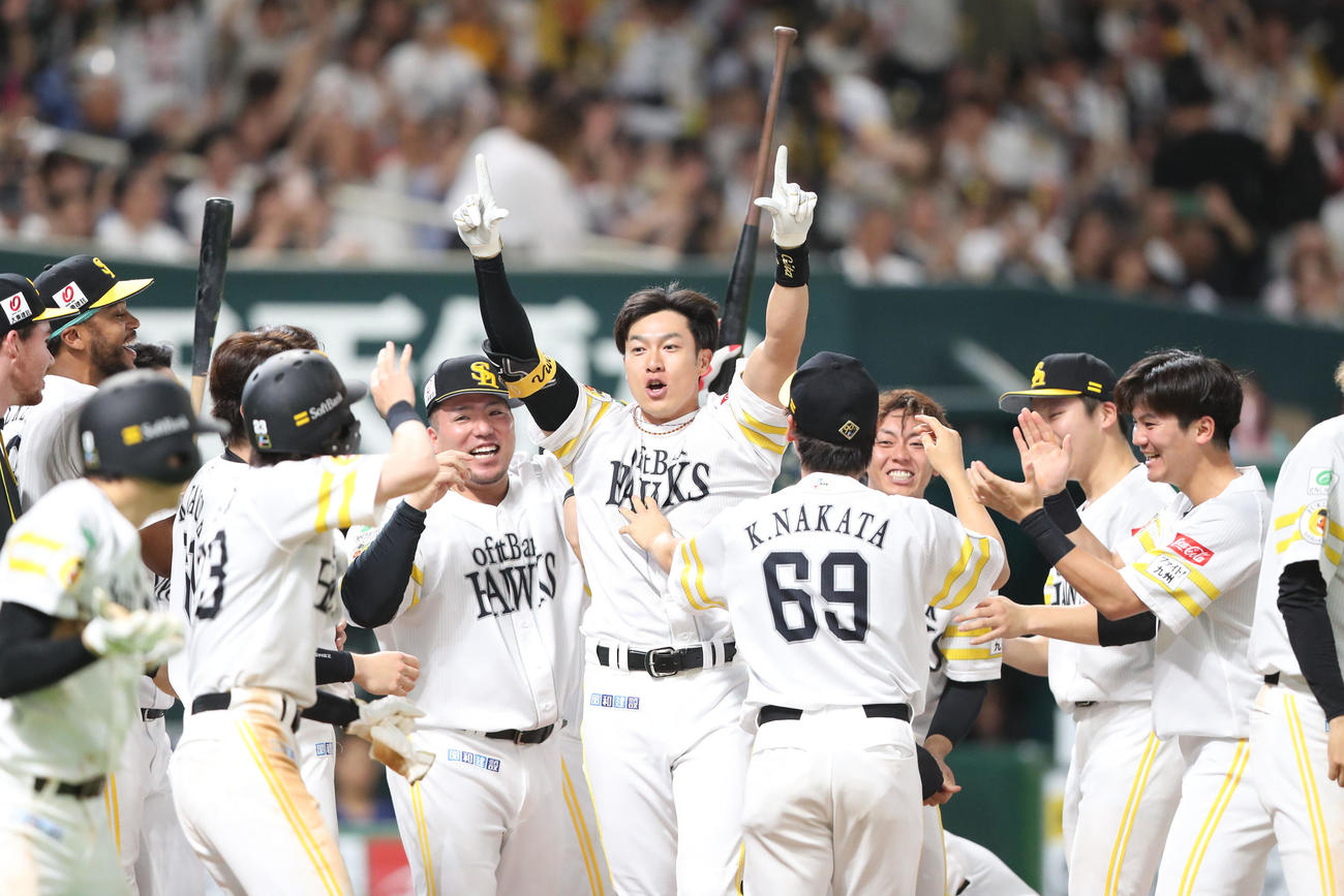 ソフトバンク対西武　9回裏ソフトバンク2死一、二塁、柳田は右中間に逆転サヨナラ3点本塁打を放ちナインに祝福される（撮影・梅根麻紀）