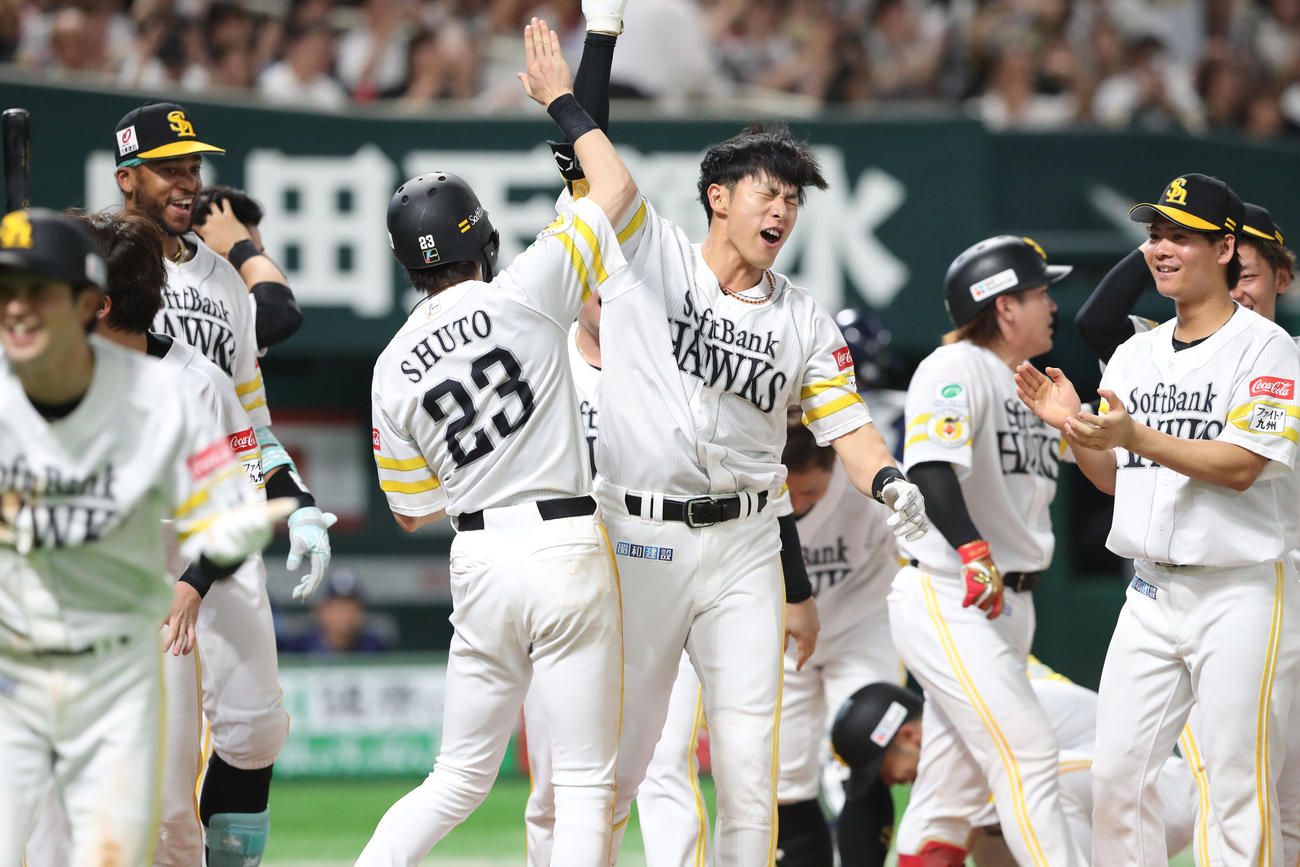 ソフトバンク対西武　9回裏ソフトバンク2死一、二塁、柳田は右中間に逆転サヨナラ3点本塁打を放ちナインに祝福される（撮影・梅根麻紀）