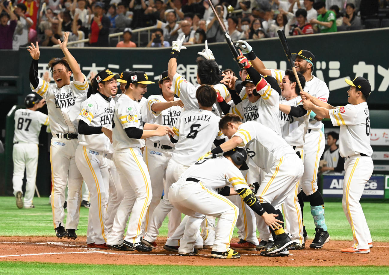 ソフトバンク対西武　9回裏ソフトバンク2死一二塁、柳田は逆転サヨナラ本塁打を放ちナインに迎えられる。（撮影・林敢治）