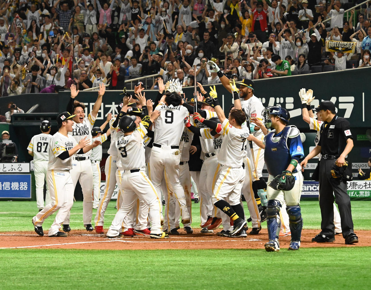 ソフトバンク対西武　9回裏ソフトバンク2死一二塁、柳田は逆転サヨナラ本塁打を放ちナインに迎えられる。（撮影・林敢治）