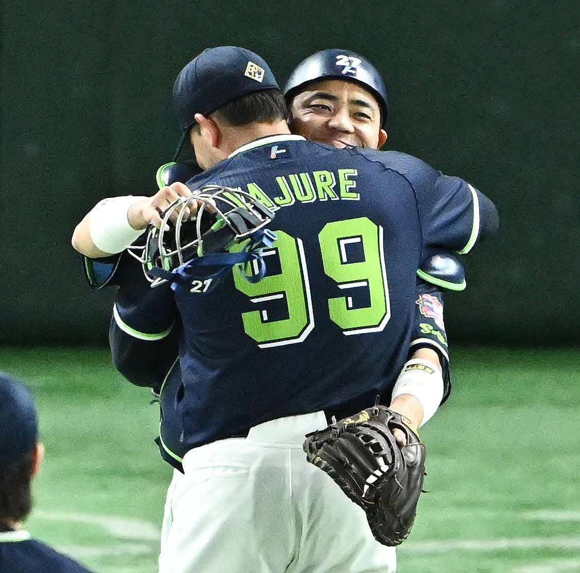 巨人対ヤクルト　完封勝利したヤクルト先発のヤフーレ（手前）とハグする中村（撮影・滝沢徹郎）