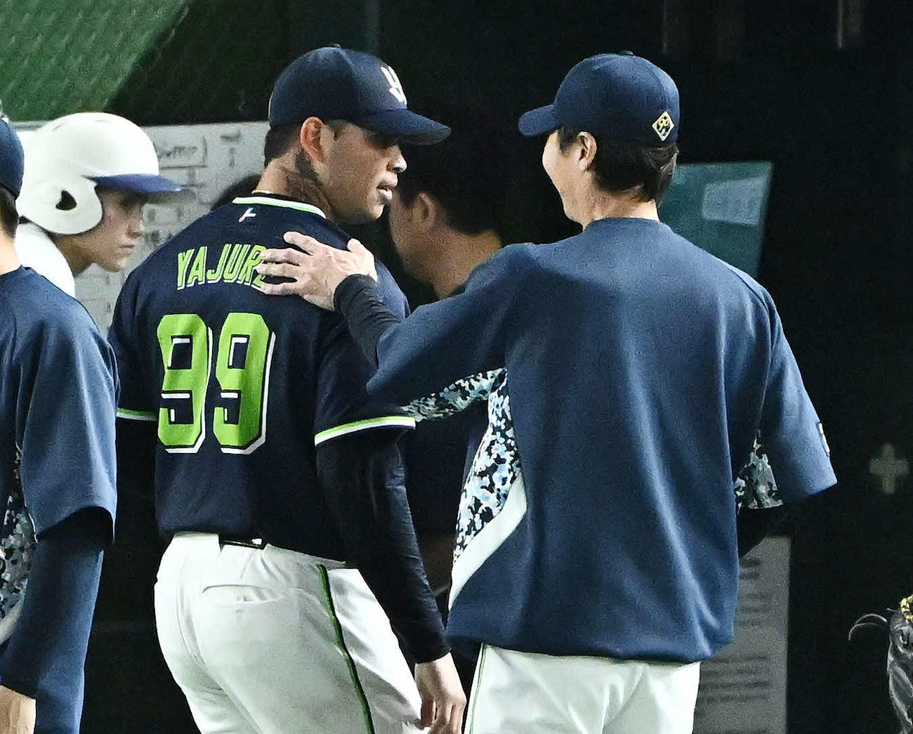 巨人対ヤクルト　試合後、完封勝利したヤクルトのヤフーレ（左）は高津監督からねぎらわれる（撮影・滝沢徹郎）