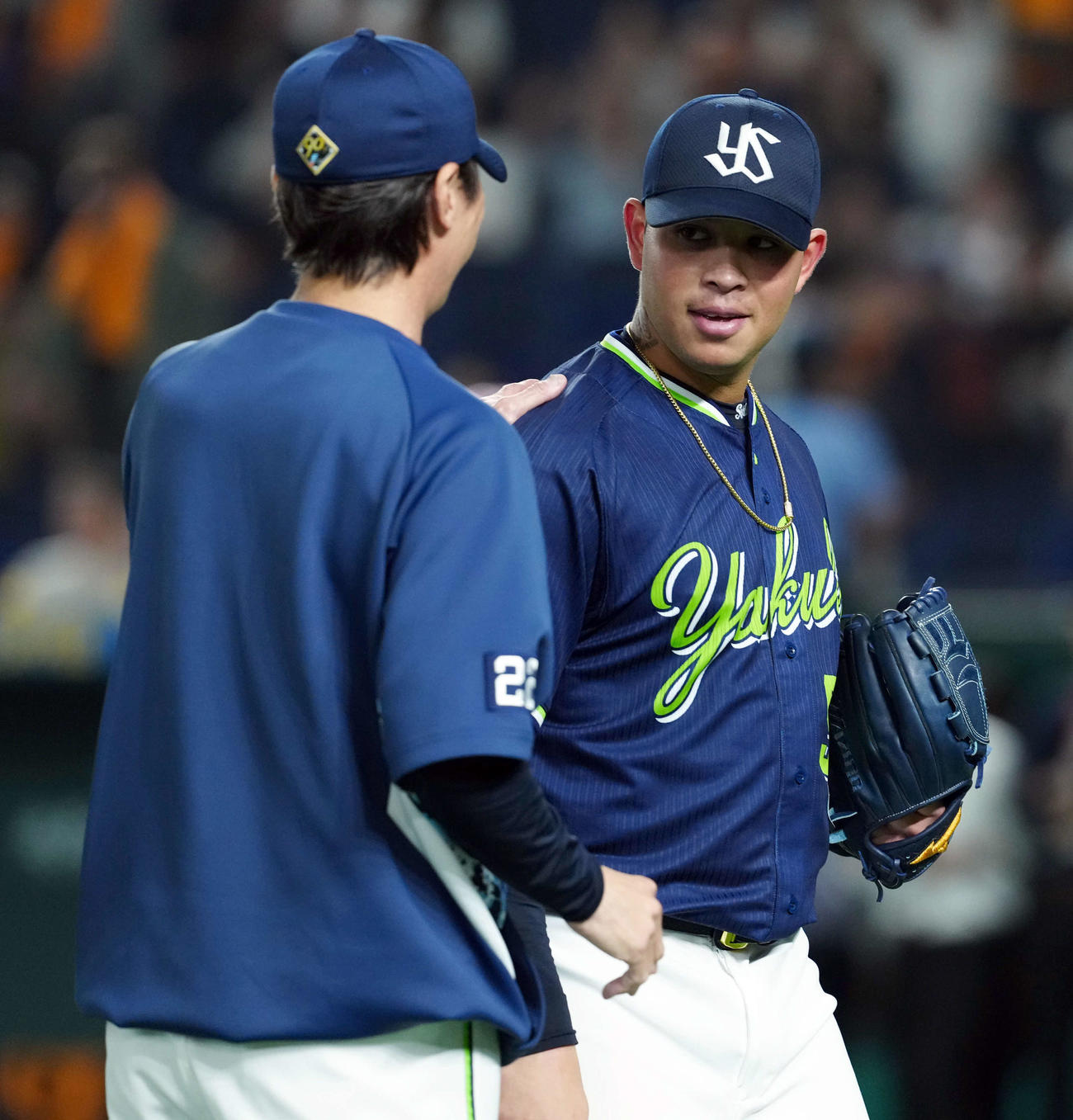 巨人対ヤクルト　完封勝利を挙げ高津監督と握手交わすヤクルトのヤフーレ（撮影・たえ見朱実）