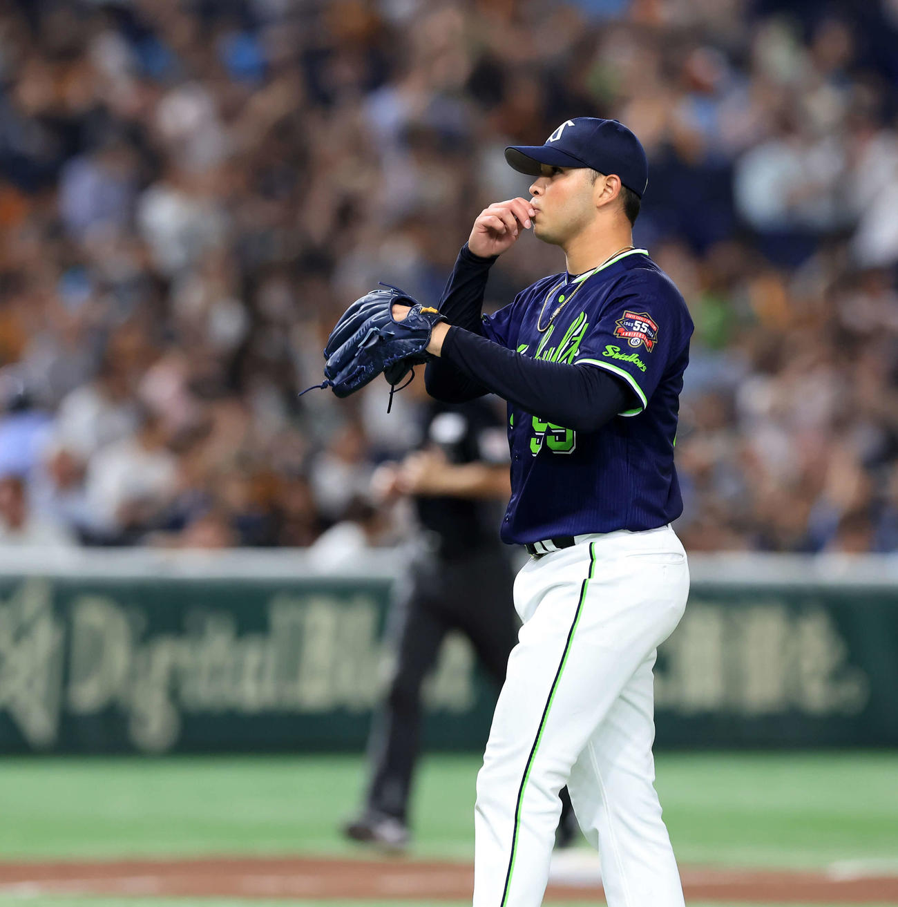 巨人対ヤクルト　完封勝利で4勝目を飾ったヤクルトのヤフーレは十字をきった後、指にキスする（撮影・浅見桂子）