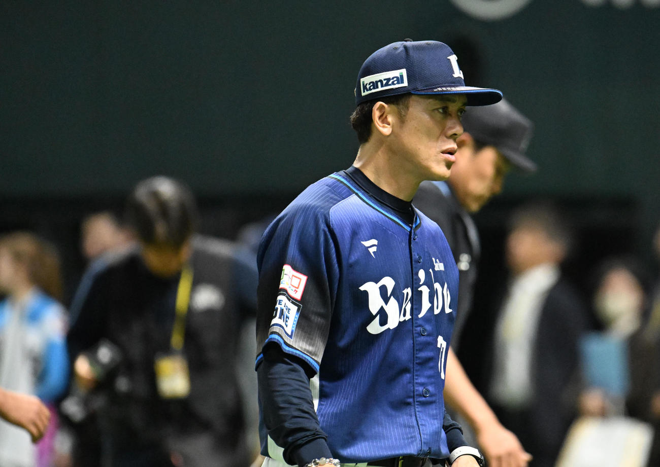 ソフトバンク対西武　メンバー交換を終えベンチに戻る松井監督（撮影・林敢治）