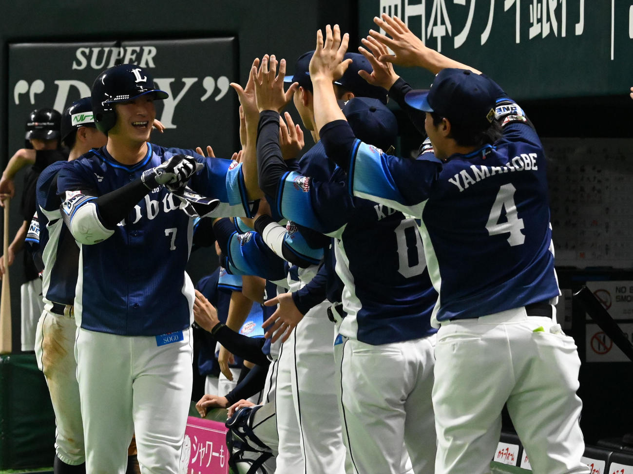 ソフトバンク対西武　4回表西部2死一三塁、金子侑の本塁打で勝ち越す（撮影・林敢治）