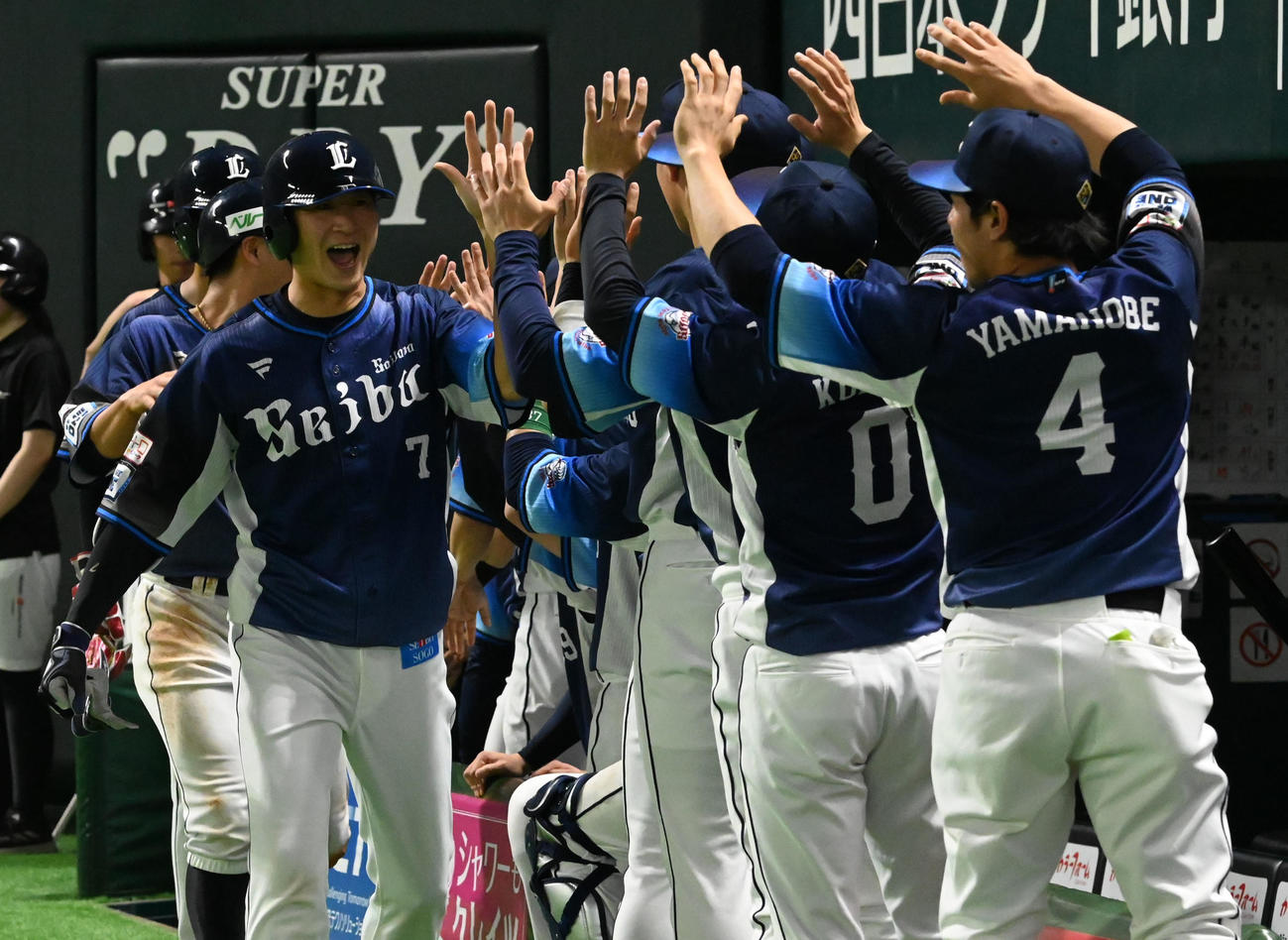 ソフトバンク対西武　4回表西部2死一三塁、金子侑の本塁打で勝ち越す（撮影・林敢治）