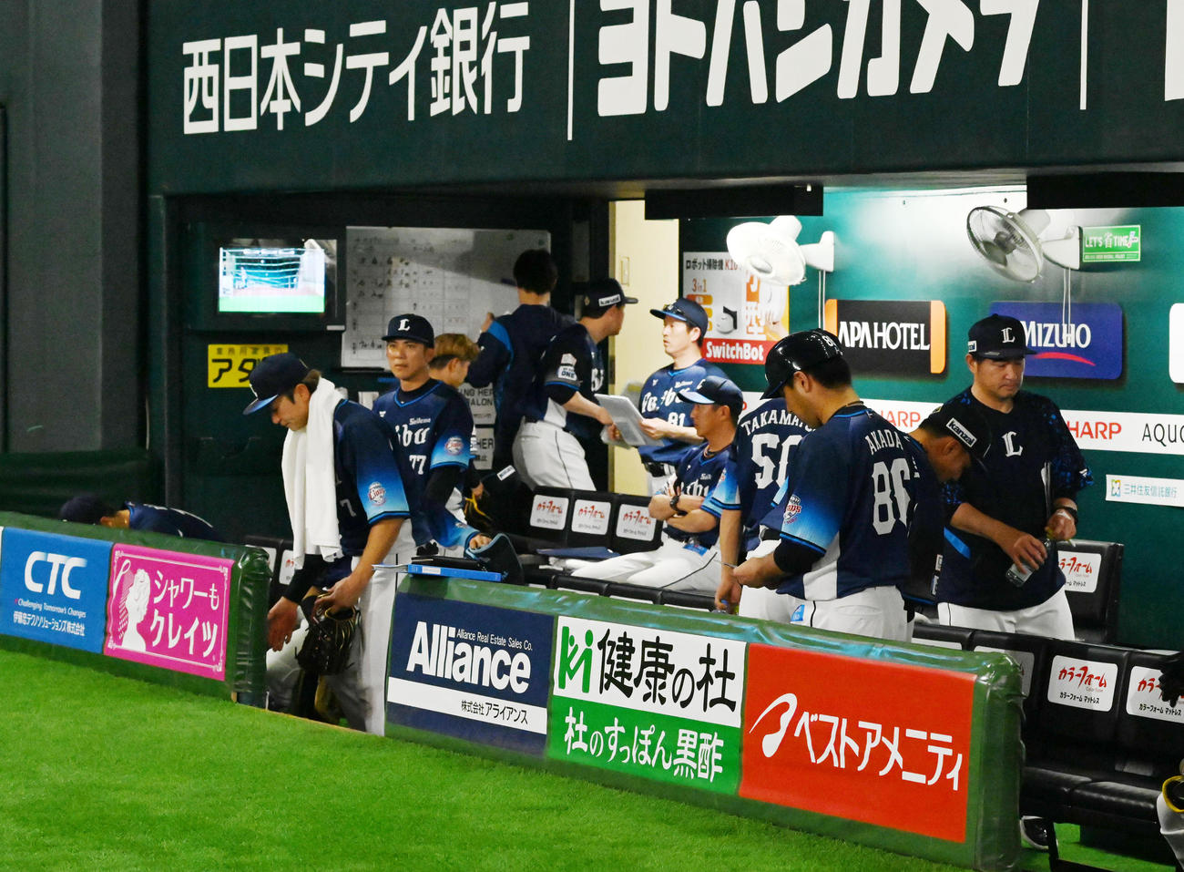 ソフトバンク対西武　逆転サヨナラ本塁打を許し落胆する西部ベンチ（撮影・林敢治）