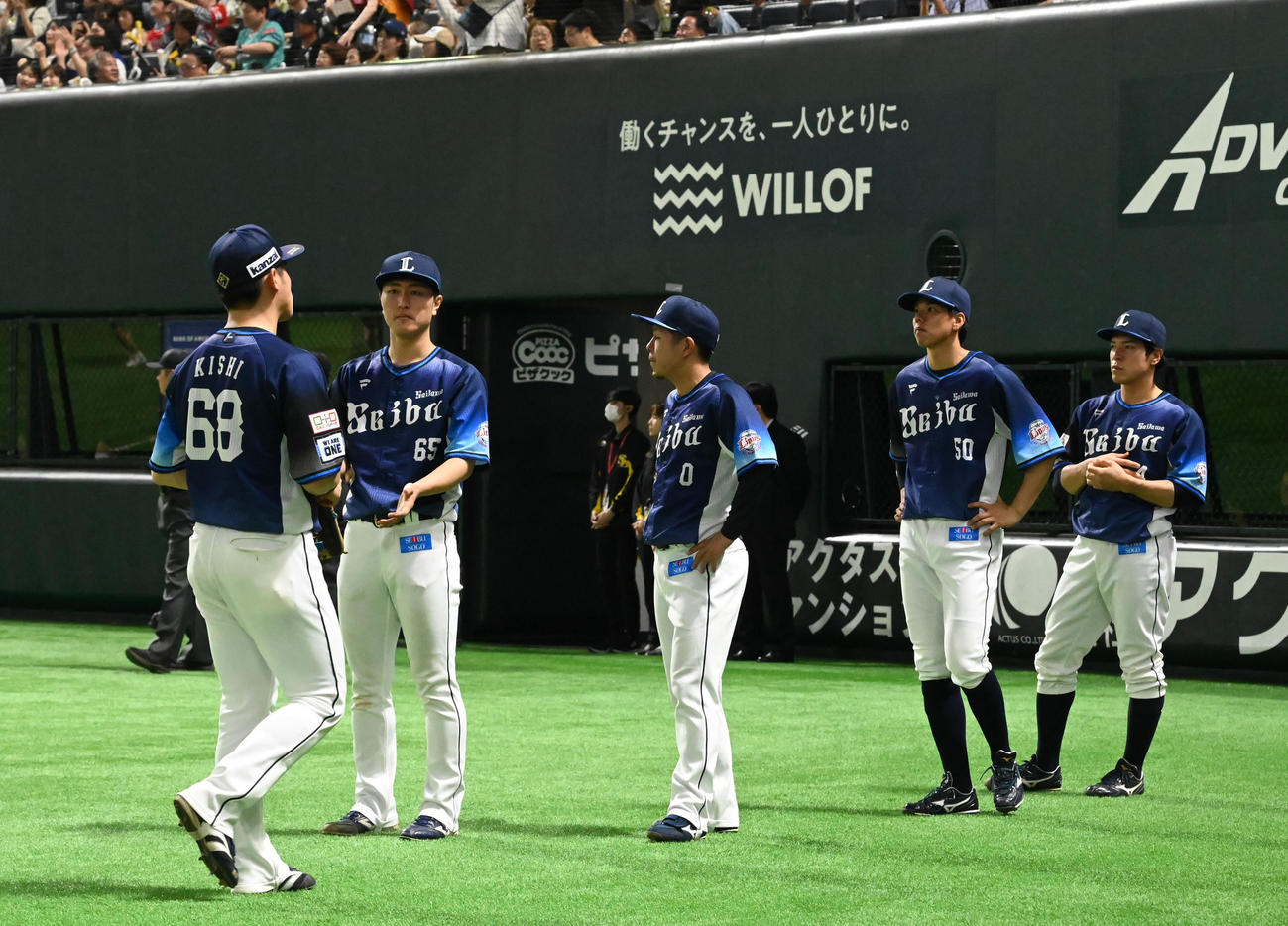 ソフトバンク対西武　逆転サヨナラ本塁打を許し落胆する西部ナイン（撮影・林敢治）