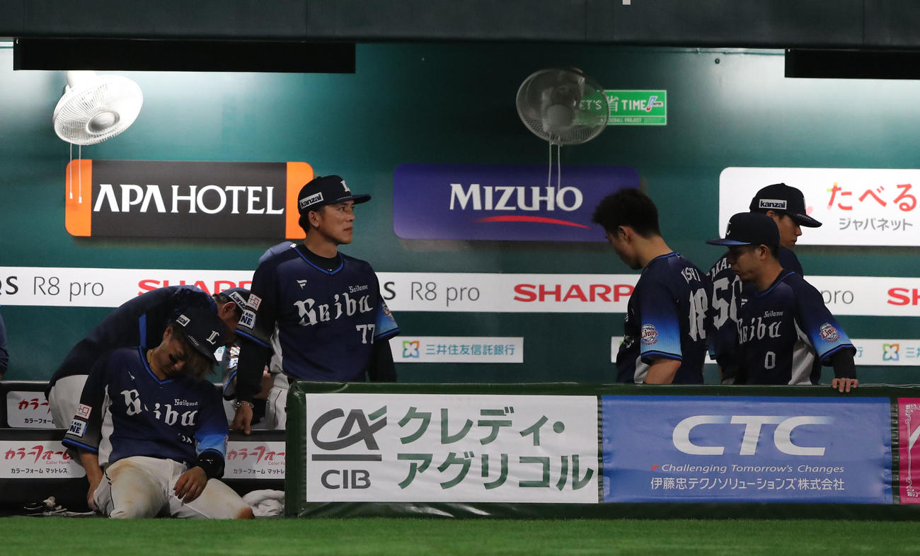 ソフトバンク対西武　ソフトバンクに3日連続でサヨナラ負けを喫しがっくりする西武ナイン（撮影・梅根麻紀）