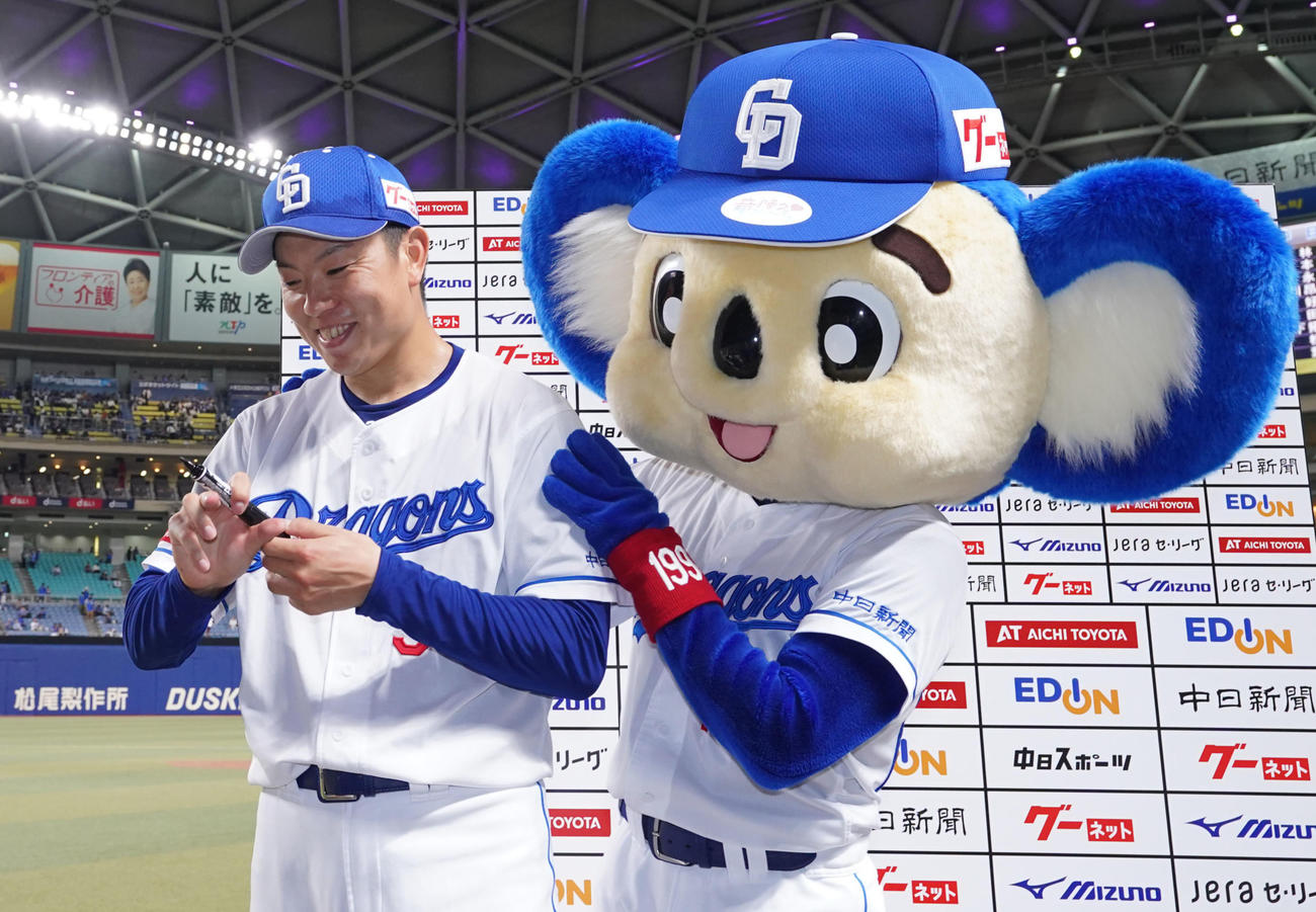 中日対DeNA　ドアラから祝福を受ける松葉（左）（撮影・森本幸一）