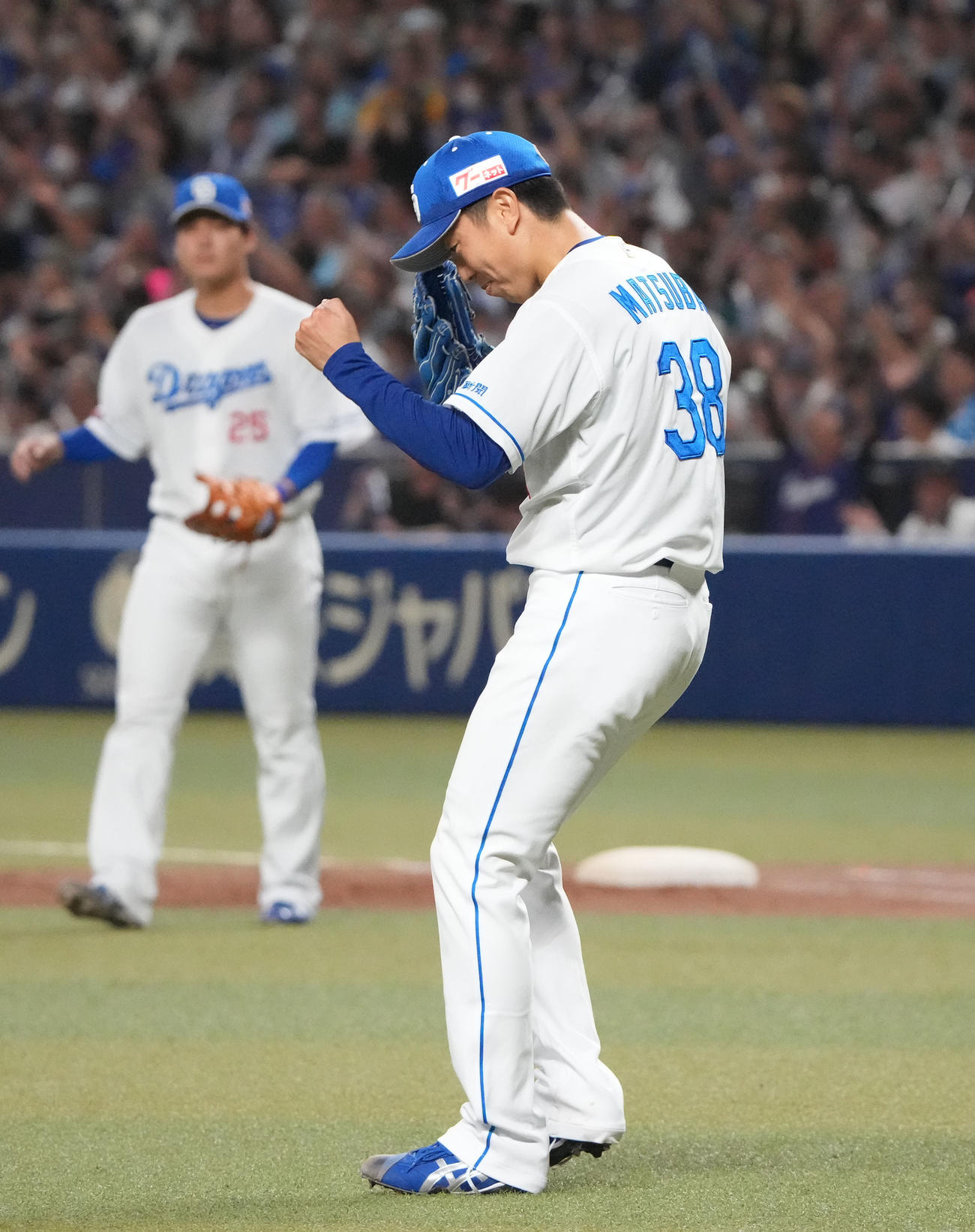 中日対DeNA　試合終了、完投勝利しガッツポーズをする松葉（右）（撮影・森本幸一）