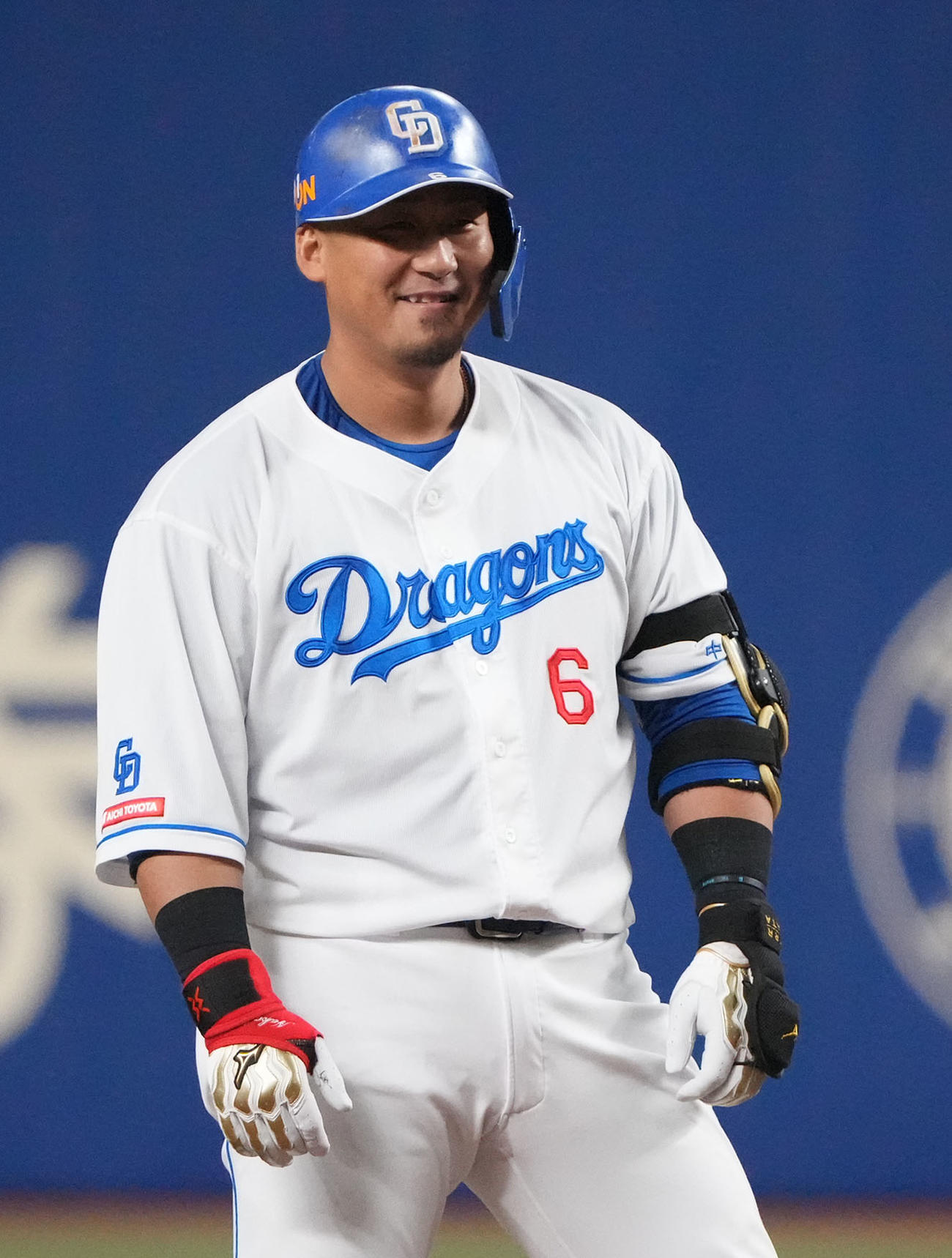 中日対DeNA 3回裏中日2死一、三塁、右2点適時二塁打を放ち二塁上で笑顔を見せる中田（撮影・森本幸一）