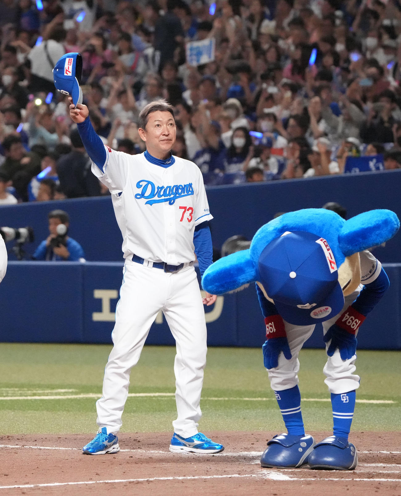 中日対DeNA　試合終了、スタンドの観客にあいさつをする立浪監督（左）（撮影・森本幸一）