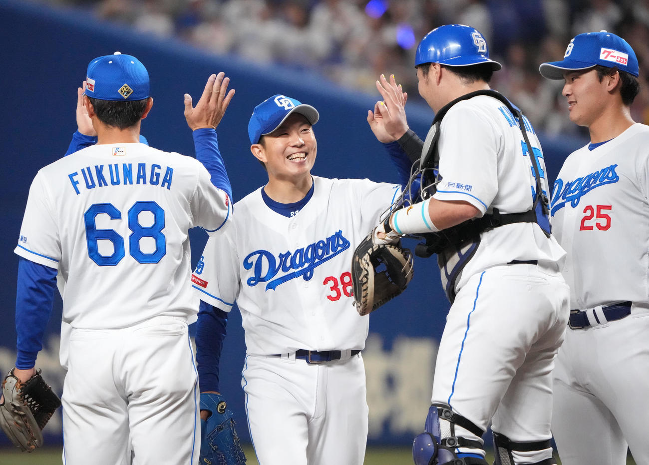 中日対DeNA　試合終了、完投勝利しナインと笑顔でタッチを交わす松葉（中央）（撮影・森本幸一）