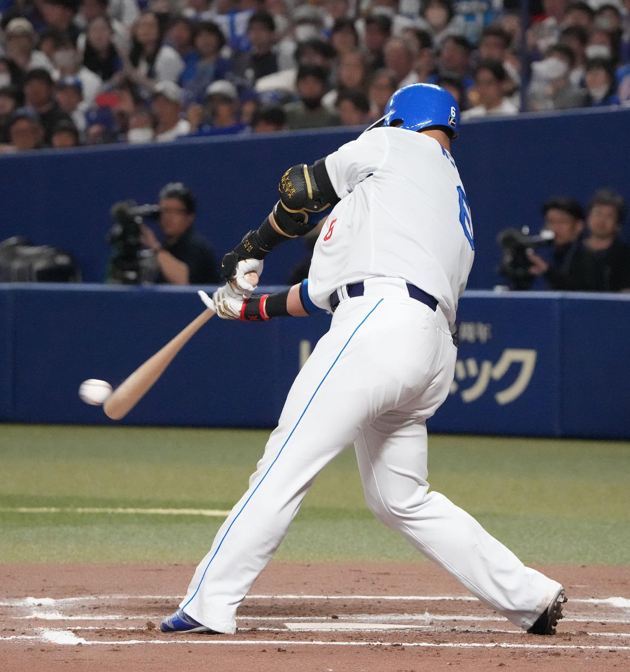 中日対DeNA 6回裏中日1死一、二塁、左前安打を放つ中田（撮影・森本幸一）