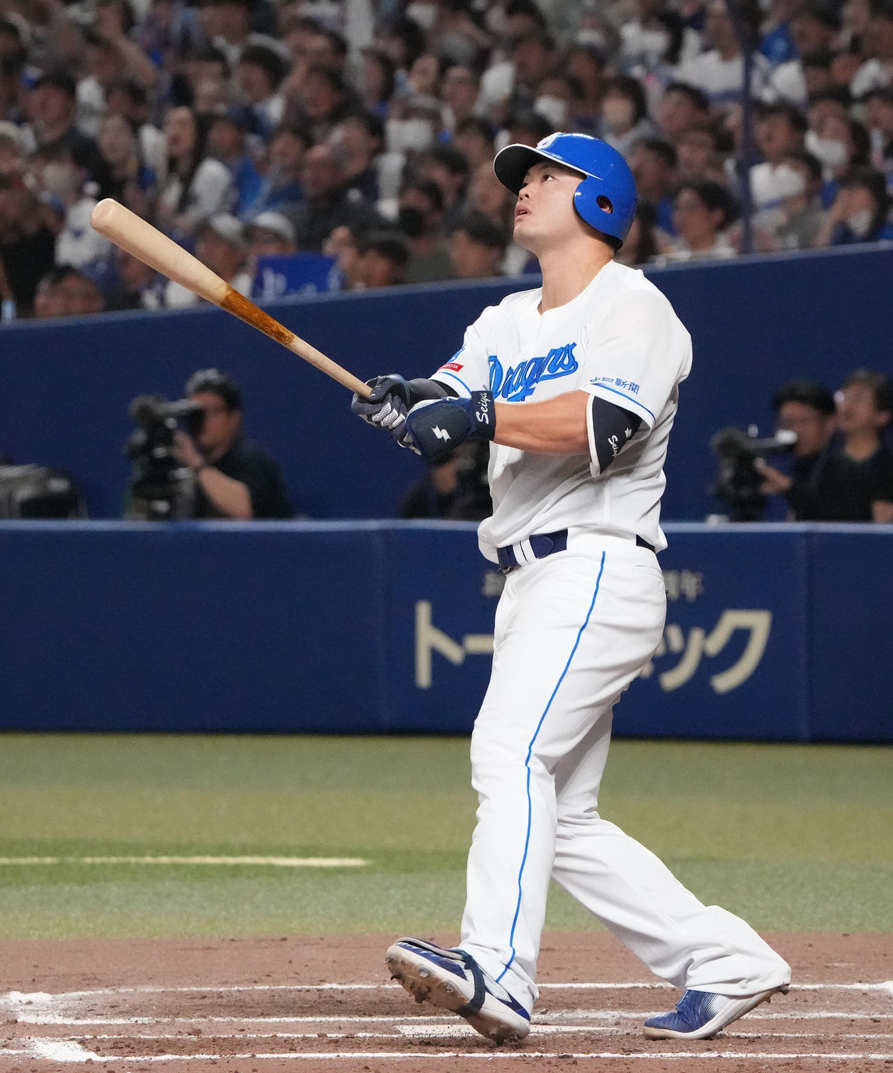 中日対DeNA 6回裏中日1死満塁、左越え満塁本塁打を放つ細川（撮影・森本幸一）
