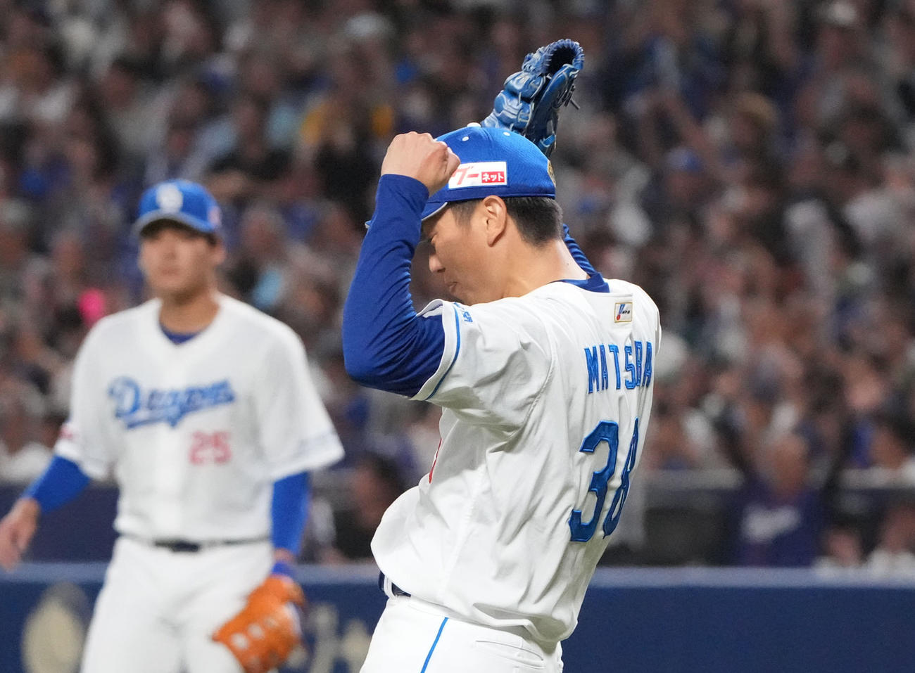 中日対DeNA　試合終了、完投勝利しガッツポーズをする松葉（右）（撮影・森本幸一）