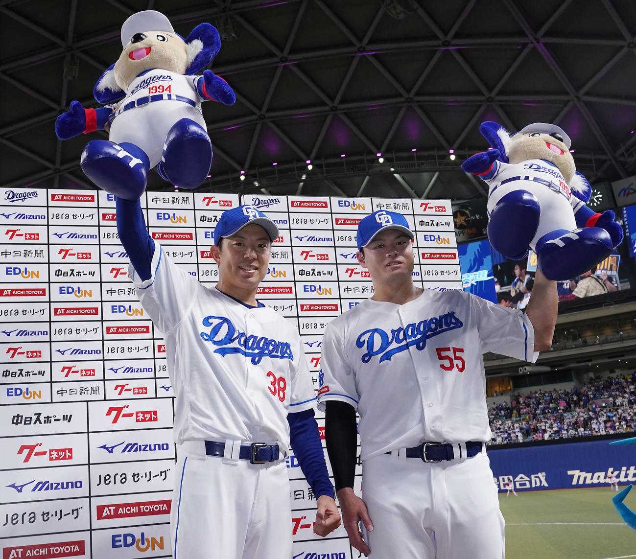 中日対DeNA　ヒーローインタビューを終えポーズを決める（左から）松葉と細川（撮影・森本幸一）