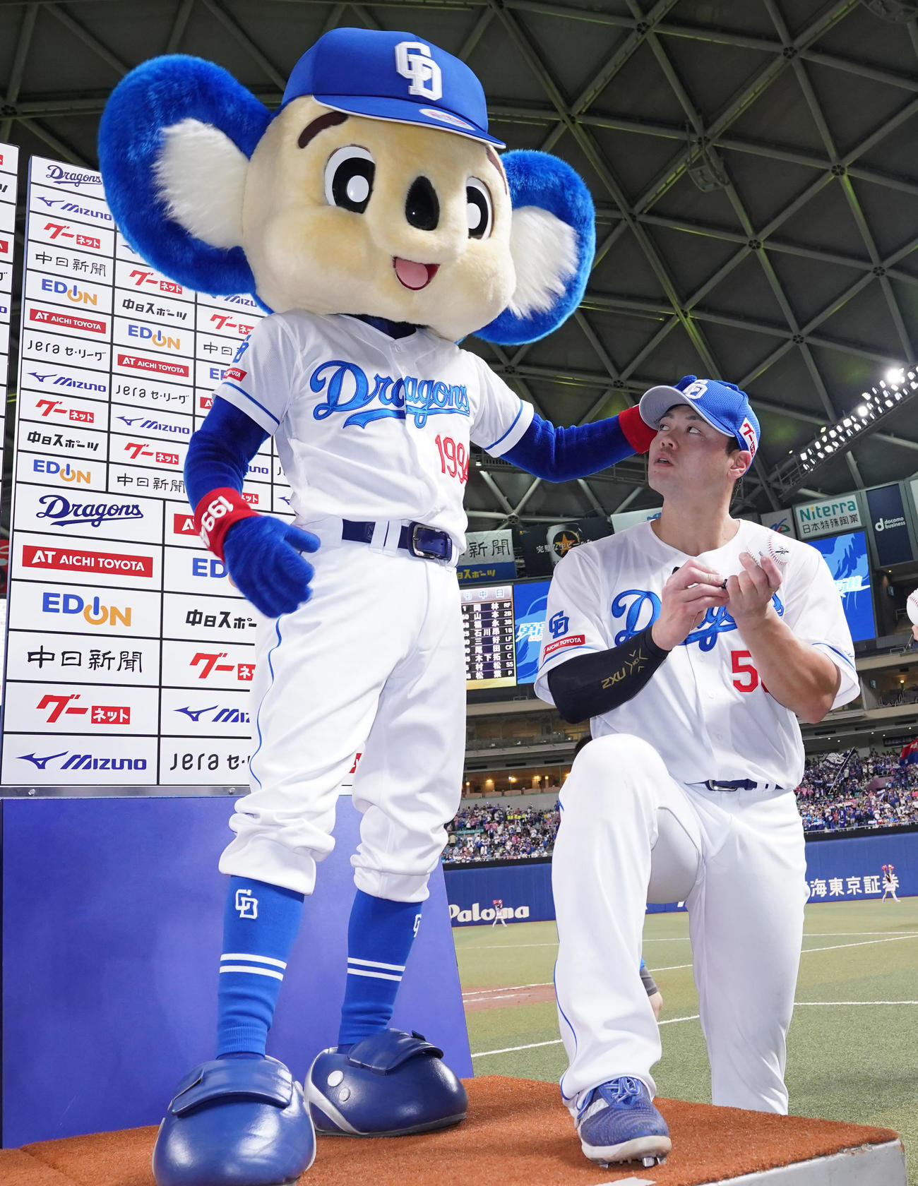 中日対DeNA　ドアラから祝福を受ける細川（右）（撮影・森本幸一）