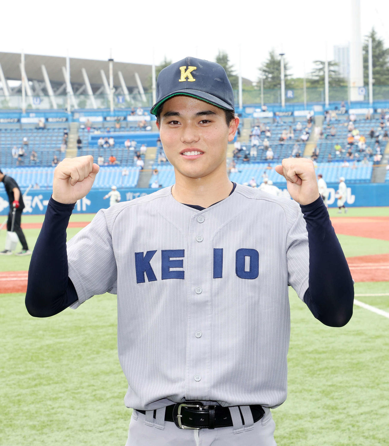 法大対慶大　左越えサヨナラ本塁打を放ち笑顔でガッツポーズする慶大・渡辺憩（撮影・鈴木正人）